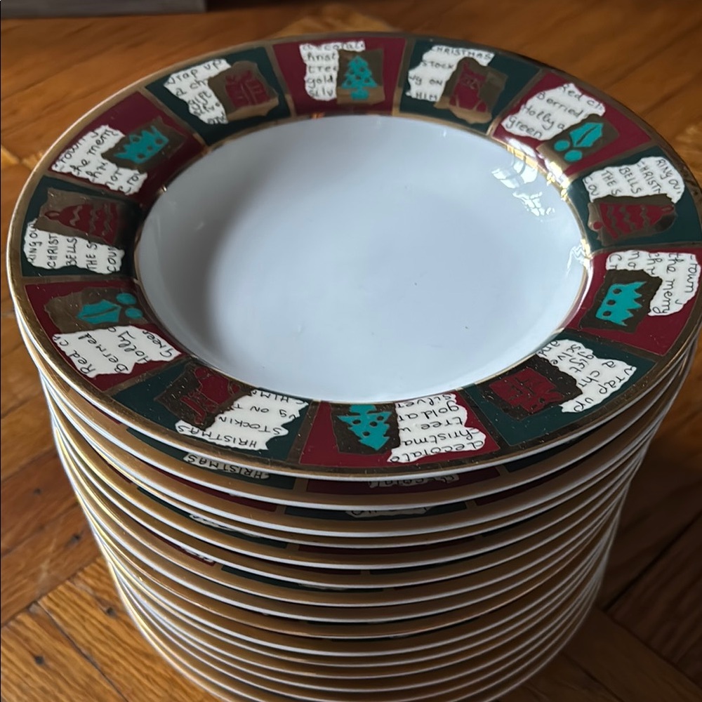 A Set of 4 Pier 1 Festive Holiday Dinner Plates